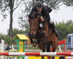 André Plath war mit fünf bedeutenden Siegen der Star beim Reitturnier in Dersekow und gewann den Großen Preis auf Cosmic Blue. Fotos: Jutta Wego
